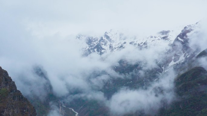 高山云雾雪山