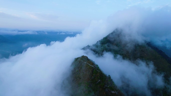 雾中南方巍峨雄伟的高山