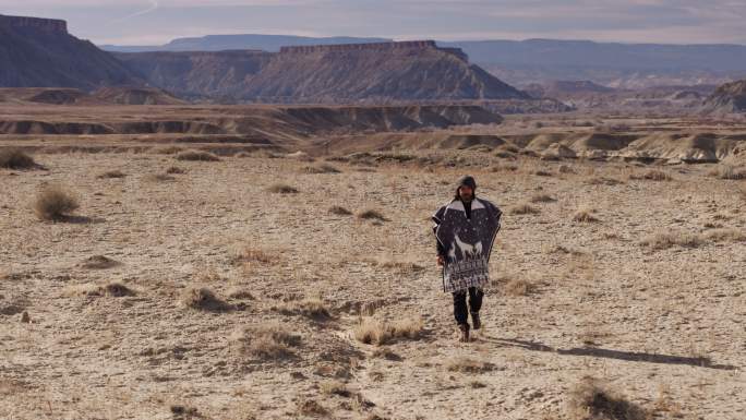孤独的人在沙漠中行走-空中