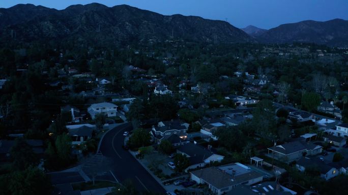 加利福尼亚州洛杉矶市小镇黄昏时分——无人机拍摄