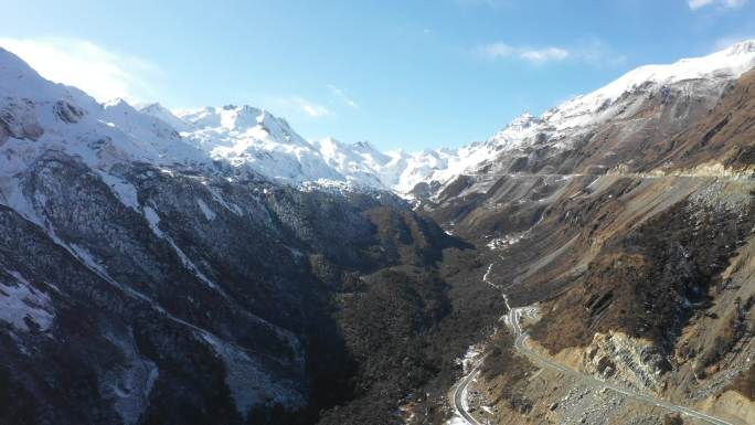 4k 航拍西藏雪山与公路交通 玉麦乡