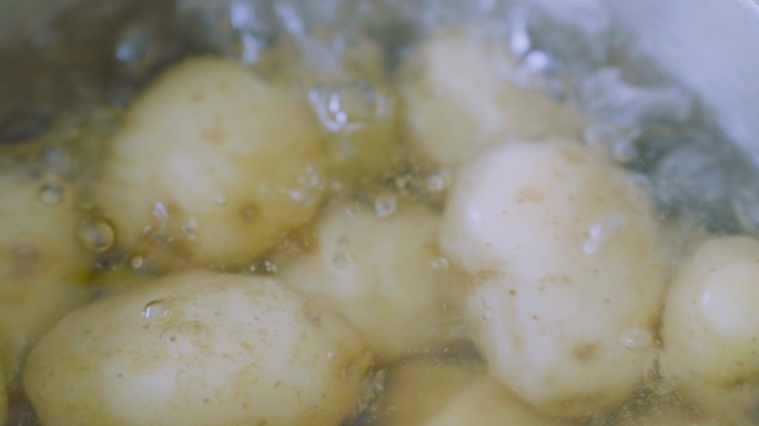 在锅里煮小土豆煮熟沸腾美食