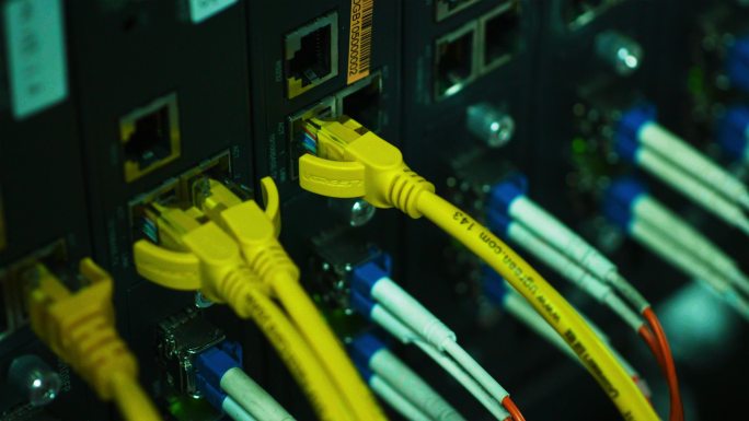 大数据机房 服务器 网线 插网线 特写