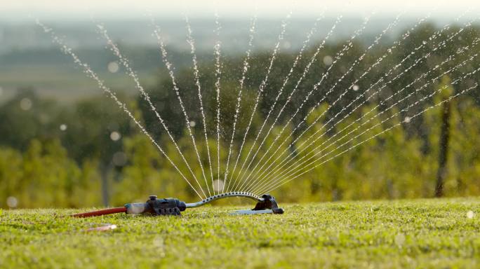 超级SLO-MO洒水器浇灌草坪
