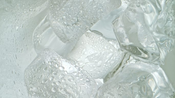 慢慢地，水在冰块上流入玻璃杯