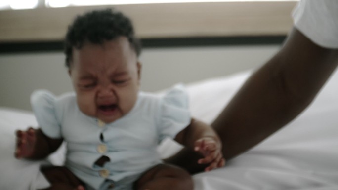 安慰哭泣的婴儿黑人宝宝照顾孩子