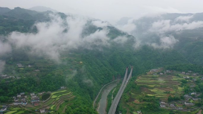 高速公路云雾缭绕美如画