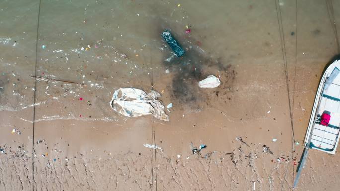 把垃圾倒在海滩上。香港坪洲岛