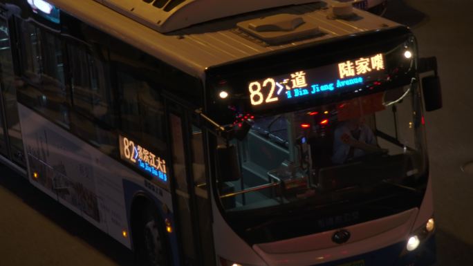 上海公交车夜景特写