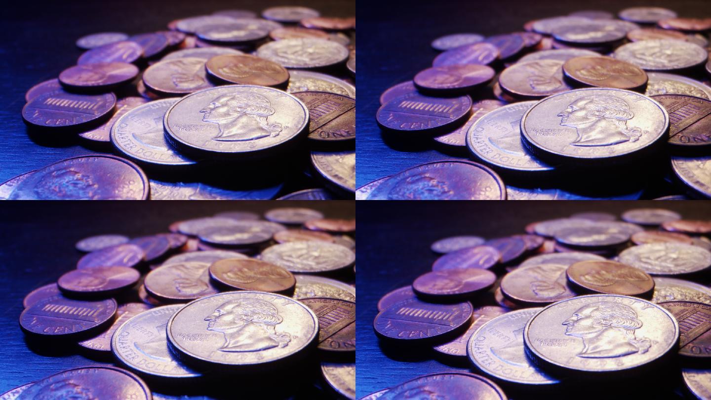 一堆美国货币硬币的特写宏观移动滑块镜头