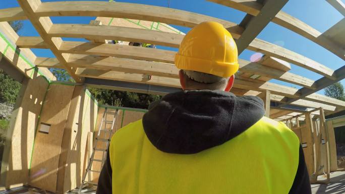 建筑监理检查预制木屋施工现场的进度