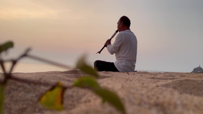 海边沙滩日落吹笛低角度