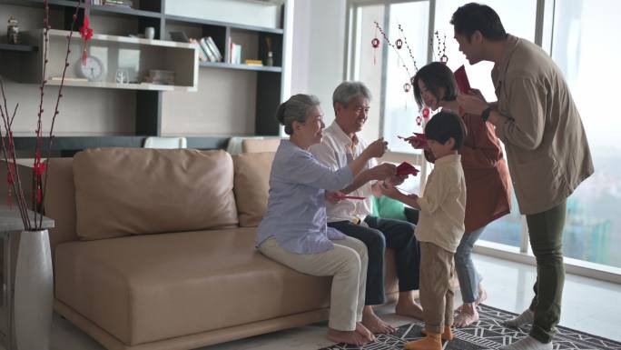 春节团圆夫妇带着孩子去爷爷奶奶家，给父母送红包红包