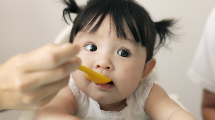 开门，美味时光。小孩子吃饭