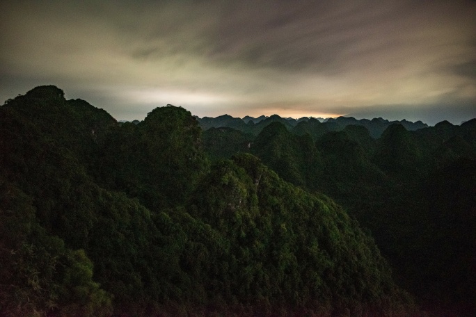 马山弄拉观景台夜晚风云延时