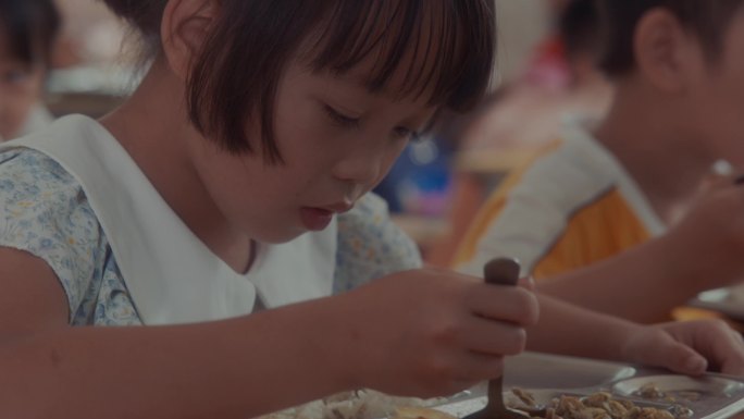 学生吃营养餐