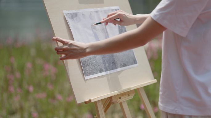 写生画画女孩 户外描绘城市 公园写生画画