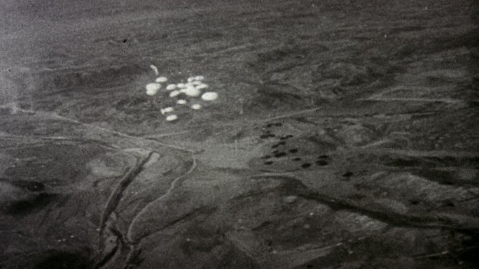 朝鲜战争美国飞机空投物资降落伞