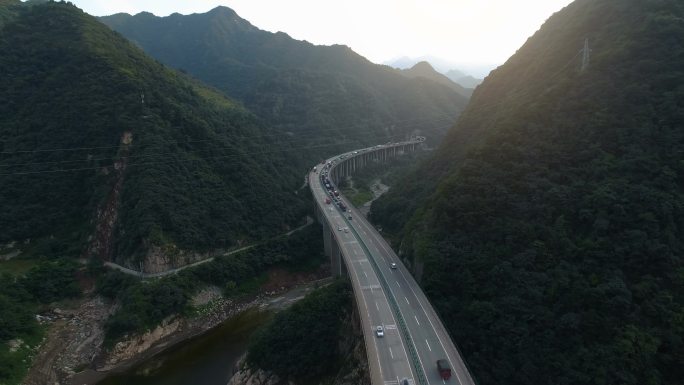 中国陕西秦岭高速公路鸟瞰图