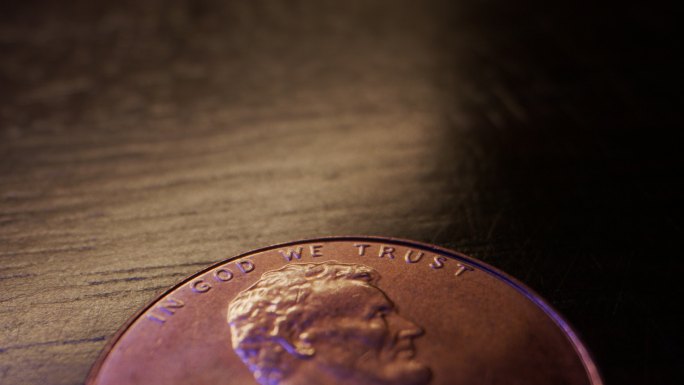 极端特写宏观移动滑块拍摄了一枚价值1美分的美元硬币的顶部