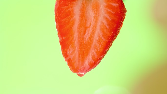 一滴水滴从草莓片上落下