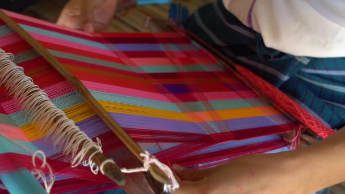 编织传统泰国布料的女人