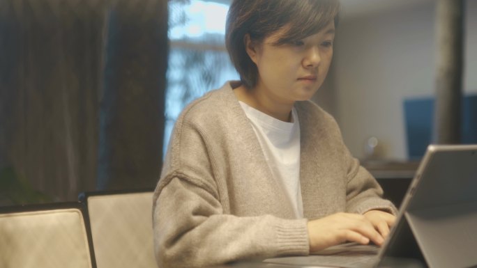 亚洲女性在家使用笔记本电脑
