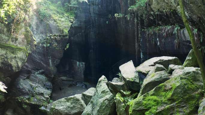 4k自然山谷瀑布水滴青苔矿洞遗址空镜