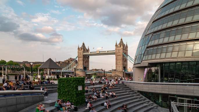 时间流逝：英国伦敦塔桥和市政厅的步行通勤人群