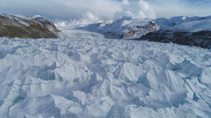 西藏冰川鸟瞰图雪峰山峰高寒地带