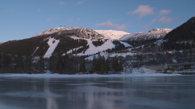 瑞典冰冻湖泊上空的空中拍摄