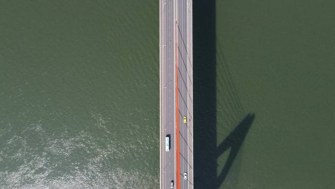 高空上帝视角航拍重庆千厮门大桥跟车镜头