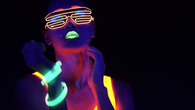 这是一段在紫外线黑光下穿着荧光服装拍摄的性感网络狂欢女的精彩视频。性感女孩cyber glow ra