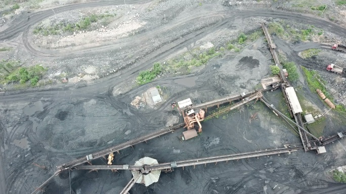 中国东北的一座煤矿即将枯竭。露天采石场鸟瞰图