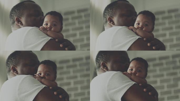 非洲父亲和快乐的婴儿