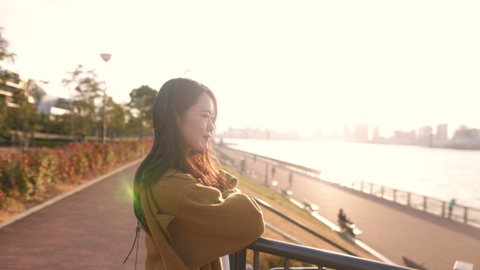 年轻女子在东京湾看日落
