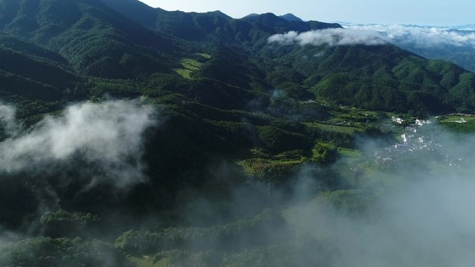 唯美航拍深山人家退入厚重云层