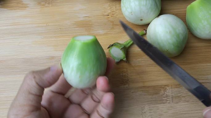 在砧板上切茄子切东西切蔬菜