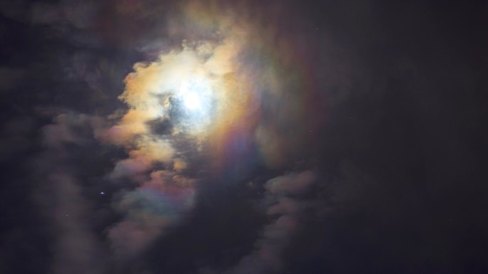 月亮使云彩五彩缤纷，像彩虹一样