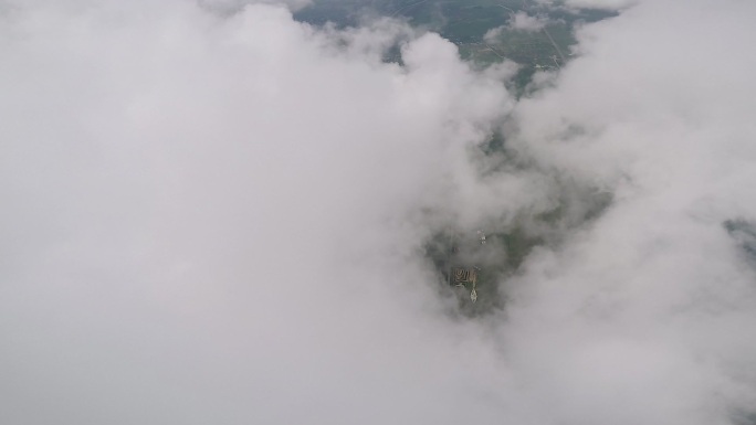 跳伞者俯瞰高空云层