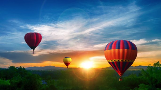 夏日日落时彩色热气球飞过的鸟瞰图。