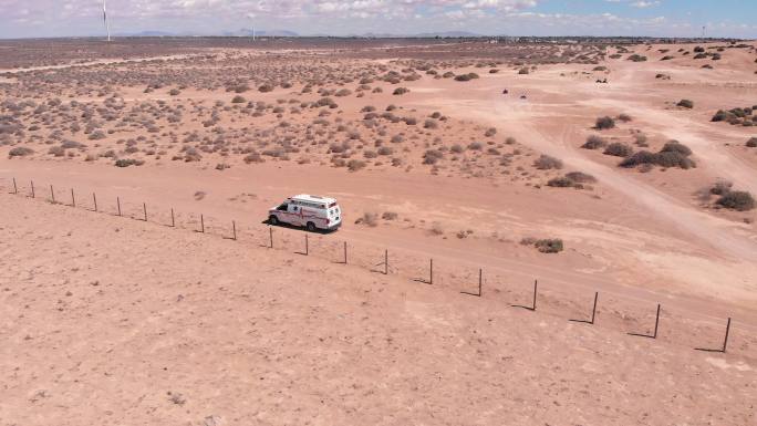 救护车冲向沙丘，可能发生车祸或受伤，墨西哥佩纳斯科港附近的越野车，无人机视频剪辑