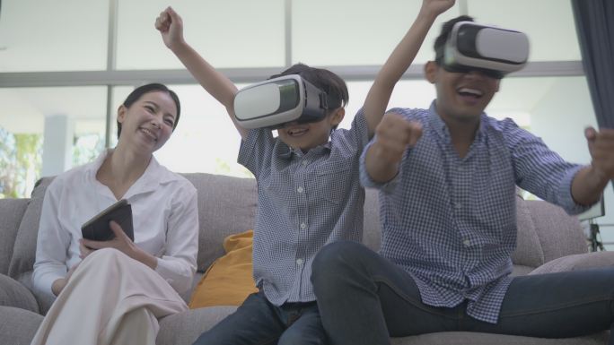 亚洲家庭使用虚拟现实。或者周末假期在家里的虚拟现实。