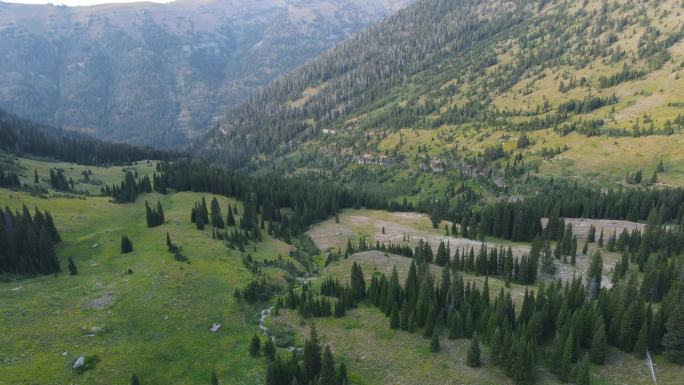 广阔山谷上空山川山林林地