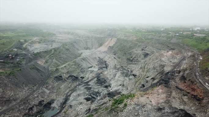 中国东北的一座煤矿即将枯竭。露天采石场鸟瞰图