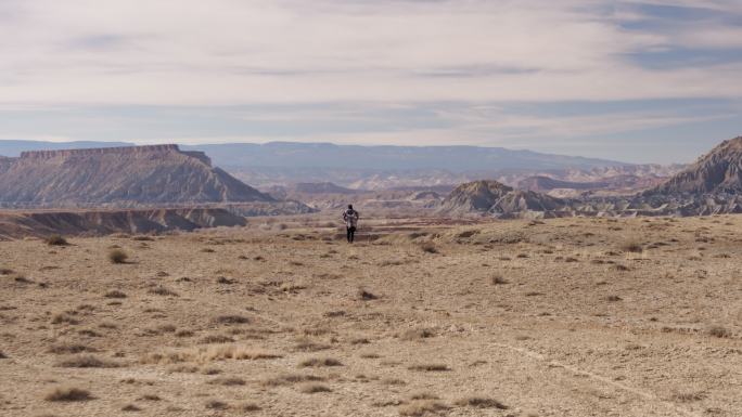 站在悬崖上俯瞰犹他州风景的男子-空中