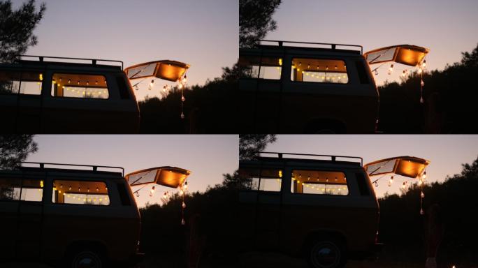 日落后的大篷车景观和灯光