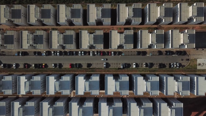 汽车在对称的建筑物之间行驶