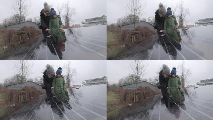 母亲在雨天向儿子解释太阳能电池板技术。
