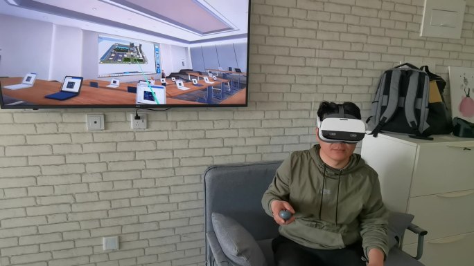 体验VR会议的男人